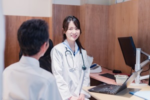 医師が坐骨神経痛の説明をする